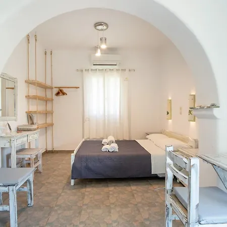 Retreats 3 Paros Isterni (Paros)